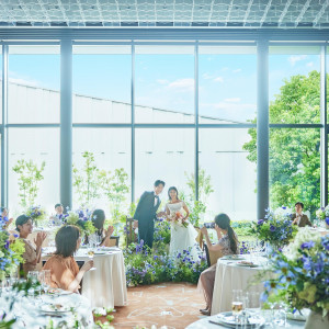 全面の大きな窓から陽光が差し込むパーティ会場|NIIGATA MONOLITH ～新潟モノリス～の写真(56046523)