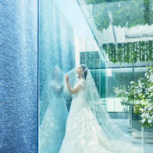 天から滴るようなクリスタルの透明感に満たされた空間|NIIGATA MONOLITH ~新潟モノリス~の写真(56044412)