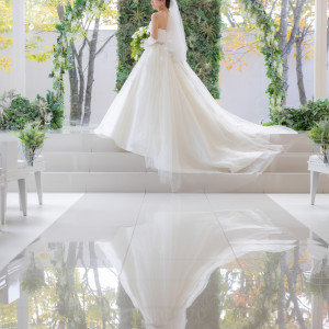 実は珍しい純白のチャペル。結婚式＝ウェディングドレス＝チャペル＝白の王道のイメージをそのままに。吹き抜けの天窓は、祝福のシャワーの陽光差し込み、さらに美しく。|THE JAPONAIS LISERJU（ザ ジャポナイズリサージュ）の写真(50616883)