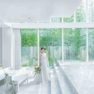 白亜のチャペルでは花嫁・花婿の姿を際立たせる。天窓から注ぐ光がお2人の結婚を祝福するかのよう。特別な一日だからこそ、特別な想い出をゲストと一緒に残そう。|THE JAPONAIS LISERJU（ザ ジャポナイズリサージュ）の写真(48410062)