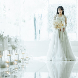 光が降り注ぐ鏡面に映るふたりの姿は、まるで時間が止まったかのよう。言葉にできない感動が、訪れるすべての人の心を満たす。2~4か月でも準備OK!相談会随時開催中!|THE JAPONAIS LISERJU(ザ ジャポナイズリサージュ)の写真(54608884)