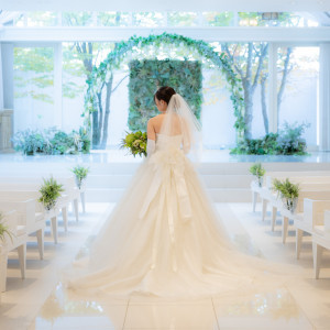 白亜のチャペルは純白の花嫁を360度美しく魅せる。祝福の瞬間を新郎新婦、ゲストの方々にも肌身で感じて頂けるよう「距離感」も大切にした空間|THE JAPONAIS LISERJU（ザ ジャポナイズリサージュ）の写真(50616740)