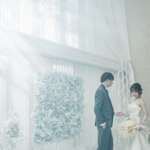 圧倒的な白の世界は非日常の世界そのまま。光が包むお2人をさらに際立たせる。【やっぱり料理重視!】☆4.8の卒花大好評の黒毛和牛試食フェアも好評開催中!|THE JAPONAIS LISERJU(ザ ジャポナイズリサージュ)の写真(54608356)