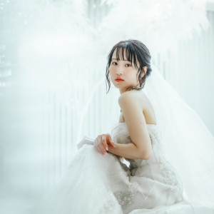 純白×自然×光は、花嫁姿をより引き立てる3大要素。16メートルのバージンロードをゲストの祝福を感じながらの本格派ウェディングが実現。|THE JAPONAIS LISERJU（ザ ジャポナイズリサージュ）の写真(54609457)