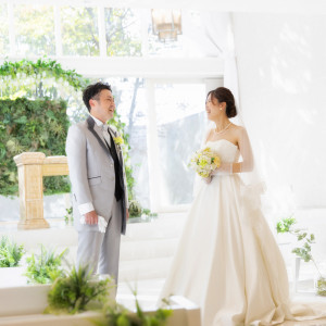 白亜のチャペルでは花嫁・花婿の姿を際立たせる。天窓から注ぐ光がお2人の結婚を祝福するかのよう|THE JAPONAIS LISERJU（ザ ジャポナイズリサージュ）の写真(41820220)