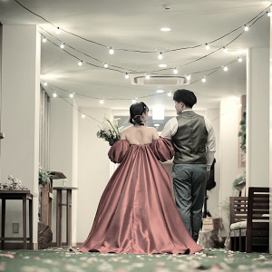 貸切の館内を歩くその後ろ姿でさえも結婚式の想い出の大切な1シーン|THE JAPONAIS LISERJU（ザ ジャポナイズリサージュ）の写真(50618392)