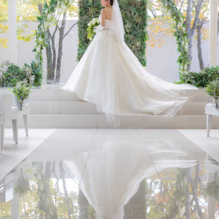 実は珍しい純白のチャペル。結婚式＝ウェディングドレス＝チャペル＝白の王道のイメージをそのままに。吹き抜けの天窓は、祝福のシャワーの陽光差し込み、さらに美しく。