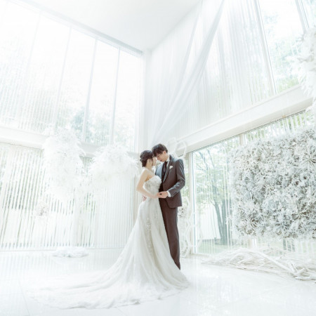 白大理石が描く、奇跡のような純白の世界。 生涯に一度だからこそ、憧れを叶えられる場所で誓いを。【全館貸切】贅沢貸切×海外風カジュアルパーティ×料理試食付き相談会開催中！