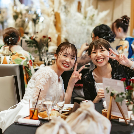 常にゲストの隣で新郎新婦も各テーブルで一緒にお料理を通じて楽しむのジャポナイズウェディングスタイル。