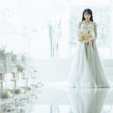 光が降り注ぐ鏡面に映るふたりの姿は、まるで時間が止まったかのよう。言葉にできない感動が、訪れるすべての人の心を満たす。2～4か月でも準備OK！相談会随時開催中！