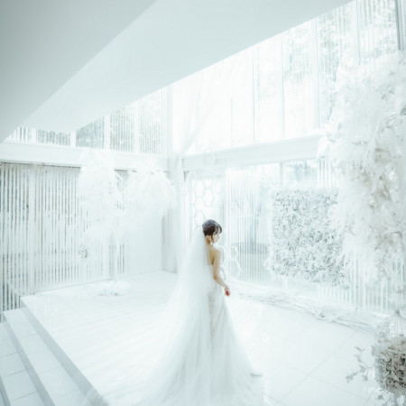 白大理石が描く、奇跡のような純白の世界。 その空間に立つだけで、心が震える。【限定5組】厳選試食×光のチャペル×新緑ガーデン×貸切W相談会好評開催中！