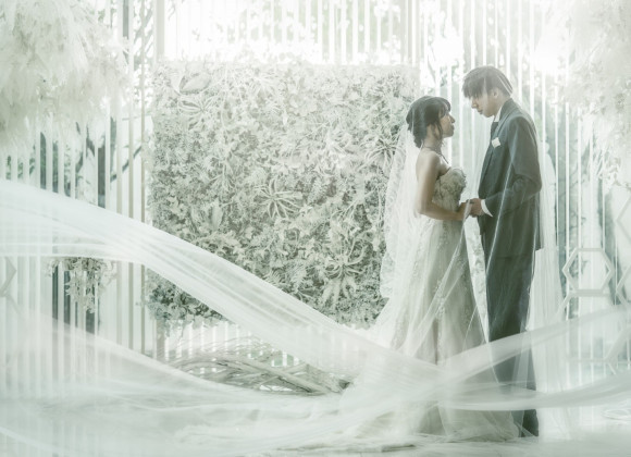 緑あふれるガーデンつきのカジュアルウエディング」｜入り口から披露宴