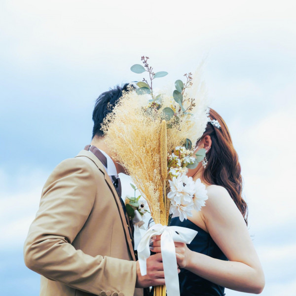 まるで海外ウェディングの世界観。だけどどこか懐かしい会場の雰囲気におふたりもゲストも自分たちらしく。