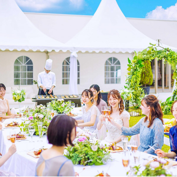 プライベートガーデンでゲストと一緒にピンチョスを楽しんだり、デザートを楽しんだり楽しみ方は様々