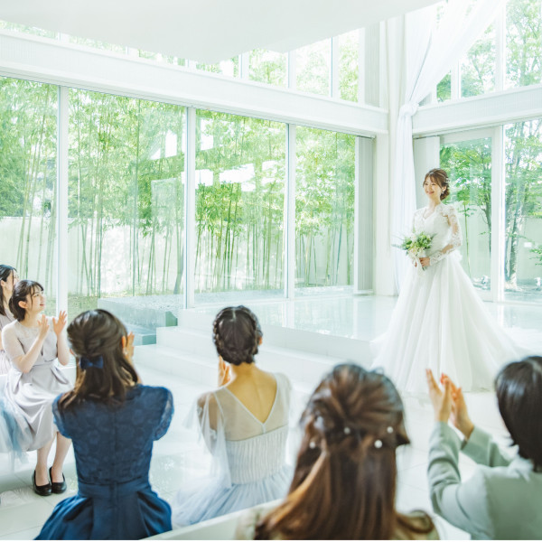 純白のチャペルがウェディングドレスをさらに引き立てる。白無垢での和婚式も大人気。