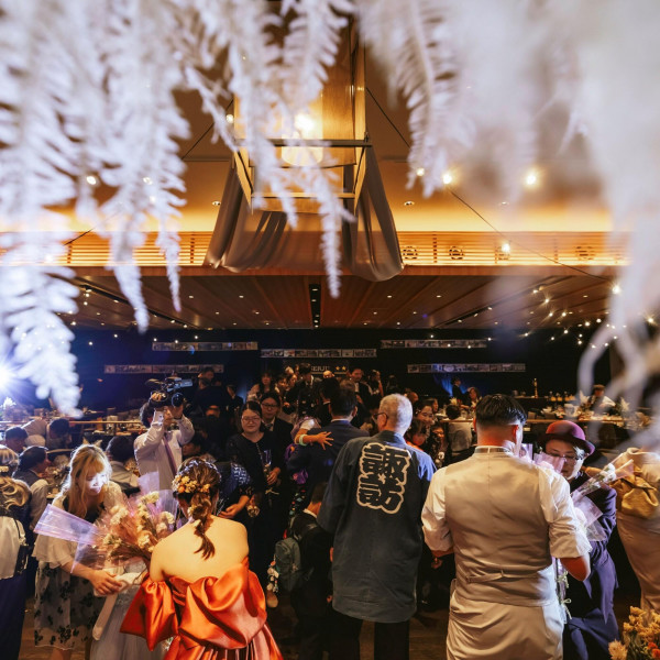 ウッド調な大人カジュアルの会場は、お2人のテーマとシーンによって、世界観をより引き立てる。