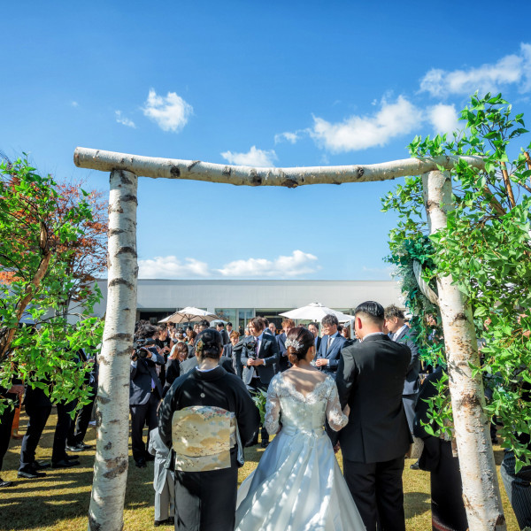純白のチャペルがウェディングドレスをさらに引き立てる。白無垢での和婚式も大人気。
