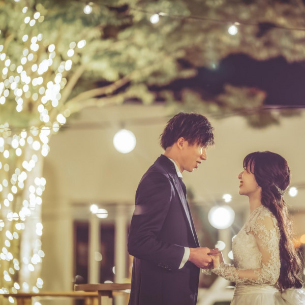 まるで海外ウェディングの世界観。だけどどこか懐かしい会場の雰囲気におふたりもゲストも自分たちらしく。