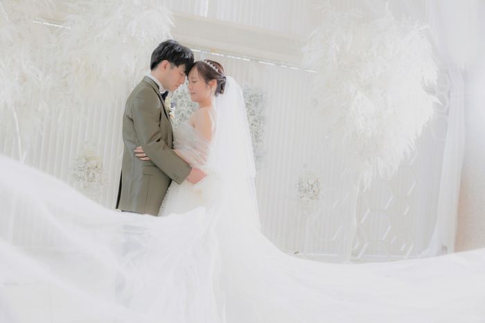 純白美しいチャペルは花婿花嫁をあたたかく包み込む