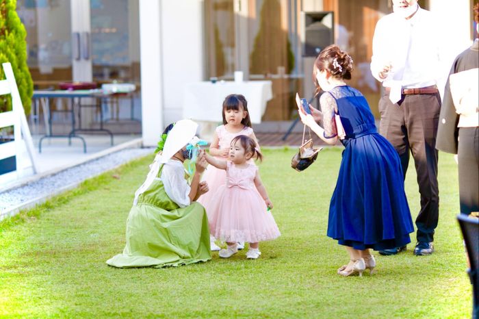 時にはお子様担当のスタッフがゲストのお子様を楽しませてくれるからパパママも安心