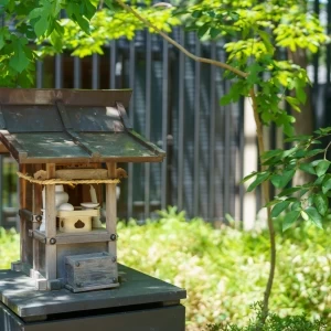 敷地中心にある「銭新井弁財天」|ヒカリヤ（国登録有形文化財）の写真(31265323)
