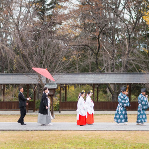 護国神社での挙式も人気。50mもの参道を歩く参進の儀は素敵。|ヒカリヤ（国登録有形文化財）の写真(31263476)
