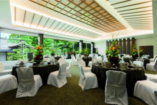 窓一面の庭園と社|二葉 FUTABAの写真(55126747)