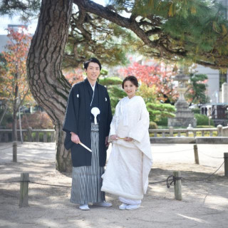 四季の緑が彩る神社の境内。和装が映える特別な場所。
