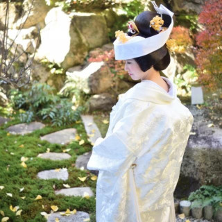 純白の白無垢が映える。日本の伝統美を纏う花嫁。