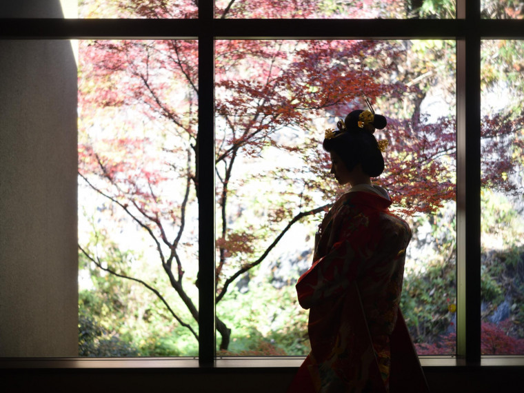 窓一面の庭園と社。美食を贈る一日一組の貸切ウェディング