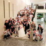 結婚式2次会の集合写真。当館では2次会まで承っております。集合写真は美術館の大階段で。