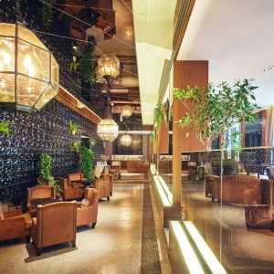 ゲストの第一印象となるお待合ラウンジはゆったりおくつろぎのオープンスペース|HIMEJI MONOLITH 旧逓信省姫路別館 ~姫路モノリス~の写真(55461170)