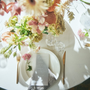 最大6名掛けのコンパクトな円卓でゲスト同士も会話がはずみます|HIMEJI MONOLITH 旧逓信省姫路別館 ~姫路モノリス~の写真(55458953)