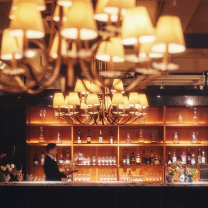 自然光差し込む会場もナイトタイムはアンティークが際立ちます|HIMEJI MONOLITH 旧逓信省姫路別館 ~姫路モノリス~の写真(55461218)