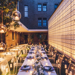 キャンドルやランタンを灯したガーデンパーティーはアットホームな雰囲気でゲストの想い出に|HIMEJI MONOLITH 旧逓信省姫路別館 ~姫路モノリス~の写真(55459934)