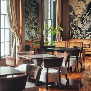 ナチュラル×アンティークな調度品に目を奪われる|HIMEJI MONOLITH 旧逓信省姫路別館 ~姫路モノリス~の写真(55459295)