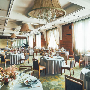 やわらかい自然光が入るぬくもりあるダイニング。2人のコンセプトに合わせてテーブルコーディネートもこだわって|HIMEJI MONOLITH 旧逓信省姫路別館 ～姫路モノリス～の写真(56154602)