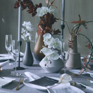 会場の雰囲気に合わせて洗練されたテーブルコーディネート|HIMEJI MONOLITH 旧逓信省姫路別館 ~姫路モノリス~の写真(55460709)