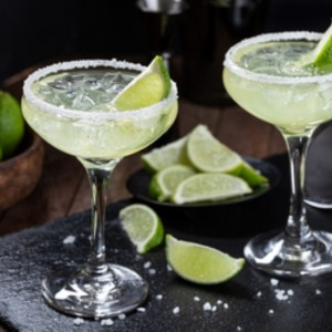 洗練された空間に鮮やかな色合いが輝く|HIMEJI MONOLITH 旧逓信省姫路別館 ~姫路モノリス~の写真(55460701)