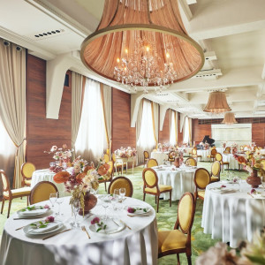 やわらかい自然光が入るぬくもりあるダイニング。2人のコンセプトに合わせてテーブルコーディネートもこだわって|HIMEJI MONOLITH 旧逓信省姫路別館 ~姫路モノリス~の写真(55458950)