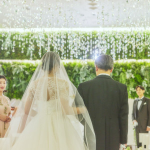 華やかなシャンデリアが降り注ぐ印象的な挙式会場|HIMEJI MONOLITH 旧逓信省姫路別館 ~姫路モノリス~の写真(55458406)