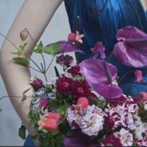 ドレス姿に華を添えるブーケまでもコーディネート|HIMEJI MONOLITH 旧逓信省姫路別館 ~姫路モノリス~の写真(55460956)