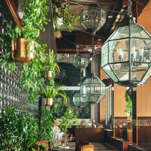 自然光が降り注ぐ明るいお時間もまるごとアンティークなお待ち合いラウンジ|HIMEJI MONOLITH 旧逓信省姫路別館 ～姫路モノリス～の写真(55459182)