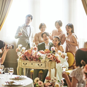 ゲストが次々とご挨拶にお越しくださるフルフラットなメインテーブル|HIMEJI MONOLITH 旧逓信省姫路別館 ~姫路モノリス~の写真(55458948)