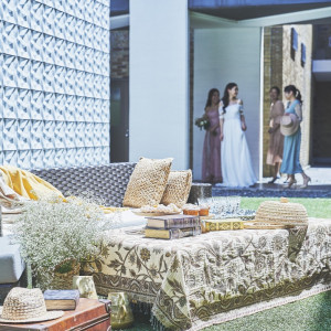 挙式の前は屋外ものんびりゆっくりゲストのお待ち合いとしてご案内|HIMEJI MONOLITH 旧逓信省姫路別館 ~姫路モノリス~の写真(55459129)