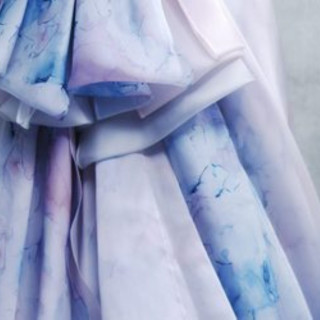 鮮やかなカラードレスからシックなデザインまで多数