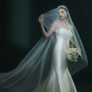 オリジナルドレスはすべて、ファッションの聖地イタリアで厳選された素材によって製作