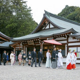 【橿原神宮内拝殿挙式】 参集所前で御参列いただき内拝殿挙式場までは花嫁行列で進む