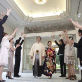 【橿原神宮養正殿】 エントランスを一歩踏み入れれば、西洋の雰囲気を味わえる。時間が許せば、ゲストに折鶴シャワーで迎えてもらうことも。