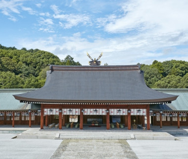 【橿原神宮内拝殿挙式】 重要な祭典や正式参拝が行われる拝殿で結婚式が執り行われる。1日10:15・11:15・17:30・18:15合計4組のみの受付